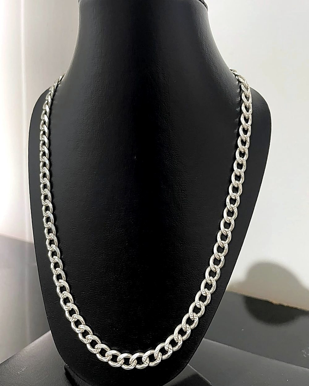 Cadena cubana de plata .925 en busto negro